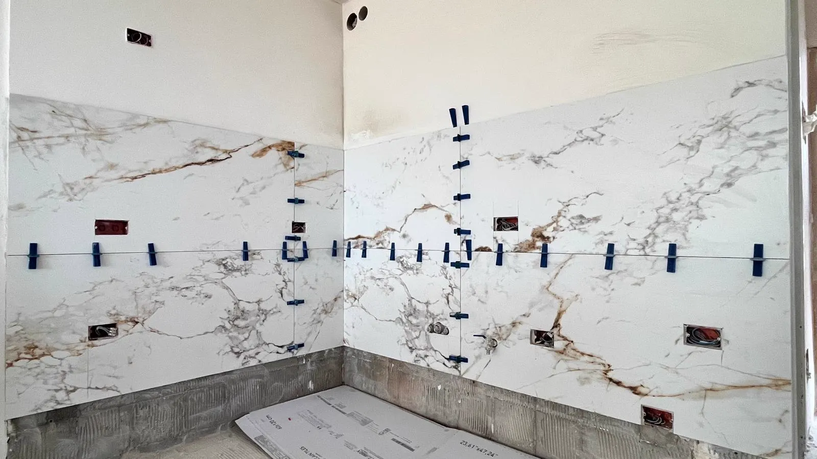 Alicatado de porcelánico efecto mármol en curso