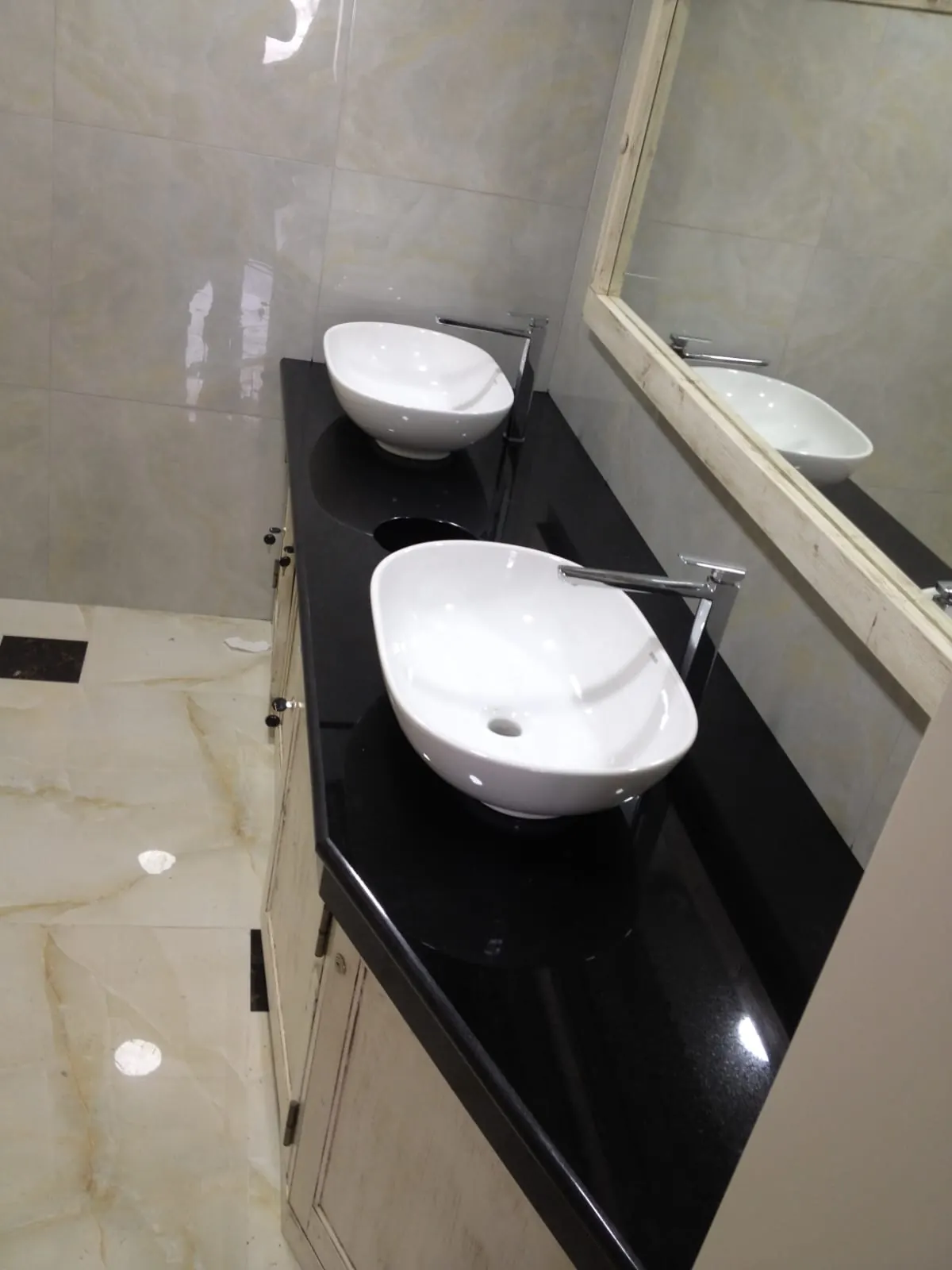 Doble lavabo sobre encimera de granito